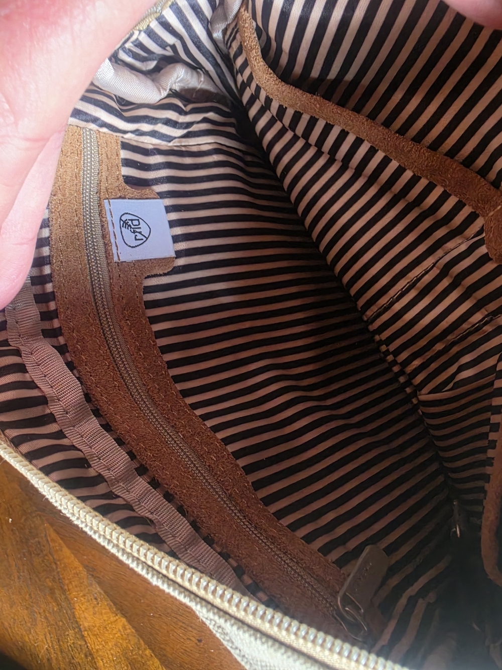 Travelon Heritage Cream/Beige Crossbody Shoulder Sling Bag - NWOT - Picture 5 of 9